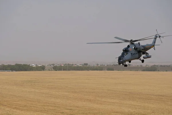 Алматы Казахстан 2020 Взлет Военного Вертолета Над Городом Жилыми Домами — стоковое фото