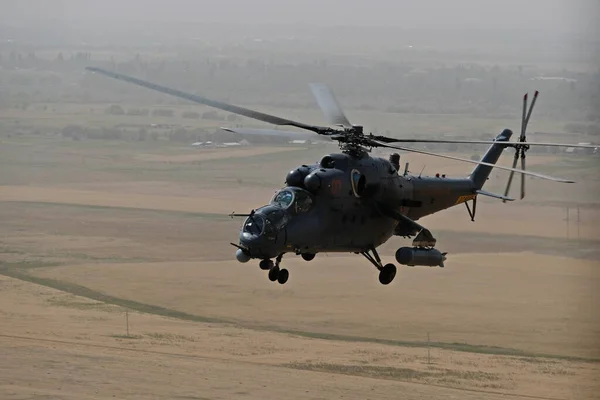 Almaty Kazachstan 2020 Opstijgen Van Een Militaire Helikopter Boven Een — Stockfoto