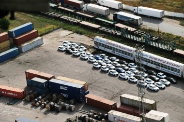 Almaty / Kazakistan - 08.25.2020: sanayi bölgesi. Depolama tesisleri ve konteynırlar boşaltılıyor.