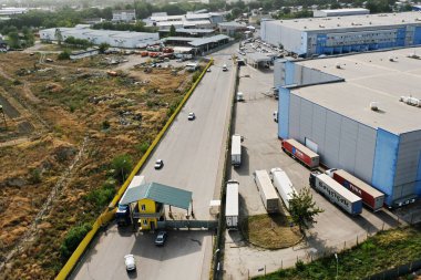 Almaty / Kazakistan - 08.25.2020: sanayi bölgesi. Depolama tesisleri ve konteynırlar boşaltılıyor.