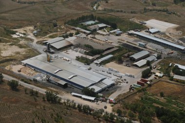 Almaty / Kazakistan - 08.25.2020: sanayi bölgesi. Depolama tesisleri ve konteynırlar boşaltılıyor.