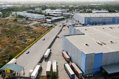 Almaty / Kazakistan - 08.25.2020: sanayi bölgesi. Depolama tesisleri ve konteynırlar boşaltılıyor.