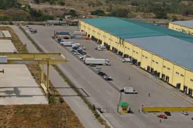 Almaty / Kazakistan - 08.25.2020: sanayi bölgesi. Depolama tesisleri ve konteynırlar boşaltılıyor.