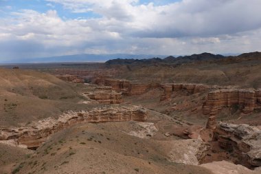 Charyn Kanyonu, Almaty yakınlarında. Bu erimiş suyla yıkanmış kuru bir vadi. Bu bölgeye ayrıca Kaleler Vadisi de denir..