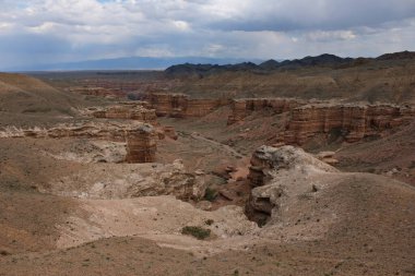 Charyn Kanyonu, Almaty yakınlarında. Bu erimiş suyla yıkanmış kuru bir vadi. Bu bölgeye ayrıca Kaleler Vadisi de denir..