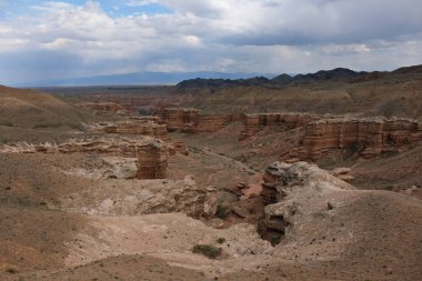Charyn Kanyonu, Almaty yakınlarında. Bu erimiş suyla yıkanmış kuru bir vadi. Bu bölgeye ayrıca Kaleler Vadisi de denir..