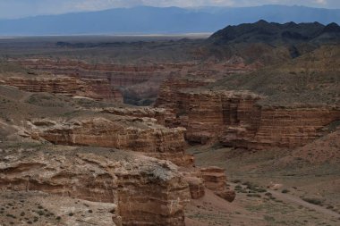 Charyn Kanyonu, Almaty yakınlarında. Bu erimiş suyla yıkanmış kuru bir vadi. Bu bölgeye ayrıca Kaleler Vadisi de denir..
