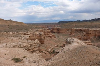 Charyn Kanyonu, Almaty yakınlarında. Bu erimiş suyla yıkanmış kuru bir vadi. Bu bölgeye ayrıca Kaleler Vadisi de denir..