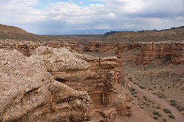 Charyn Kanyonu, Almaty yakınlarında. Bu erimiş suyla yıkanmış kuru bir vadi. Bu bölgeye ayrıca Kaleler Vadisi de denir..