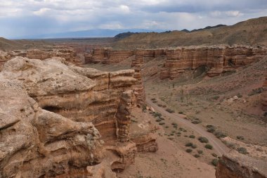 Charyn Kanyonu, Almaty yakınlarında. Bu erimiş suyla yıkanmış kuru bir vadi. Bu bölgeye ayrıca Kaleler Vadisi de denir..