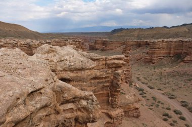 Charyn Kanyonu, Almaty yakınlarında. Bu erimiş suyla yıkanmış kuru bir vadi. Bu bölgeye ayrıca Kaleler Vadisi de denir..