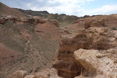 Charyn Kanyonu, Almaty yakınlarında. Bu erimiş suyla yıkanmış kuru bir vadi. Bu bölgeye ayrıca Kaleler Vadisi de denir..