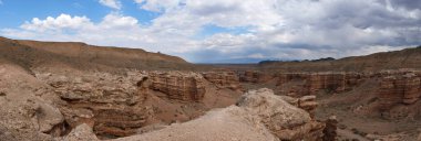 Charyn Kanyonu, Almaty yakınlarında. Bu erimiş suyla yıkanmış kuru bir vadi. Bu bölgeye ayrıca Kaleler Vadisi de denir..