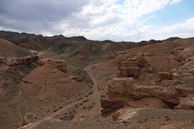 Charyn Kanyonu, Almaty yakınlarında. Bu erimiş suyla yıkanmış kuru bir vadi. Bu bölgeye ayrıca Kaleler Vadisi de denir..
