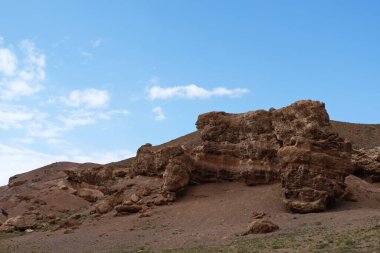 Charyn Kanyonu, Almaty yakınlarında. Bu erimiş suyla yıkanmış kuru bir vadi. Bu bölgeye ayrıca Kaleler Vadisi de denir..