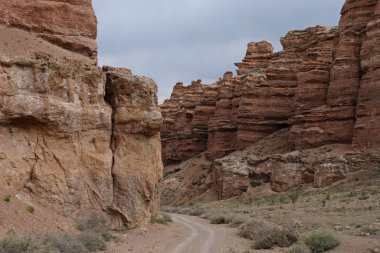 Charyn Kanyonu, Almaty yakınlarında. Bu erimiş suyla yıkanmış kuru bir vadi. Bu bölgeye ayrıca Kaleler Vadisi de denir..