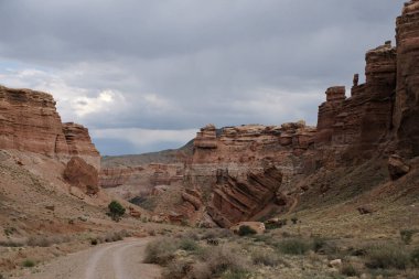 Charyn Kanyonu, Almaty yakınlarında. Bu erimiş suyla yıkanmış kuru bir vadi. Bu bölgeye ayrıca Kaleler Vadisi de denir..