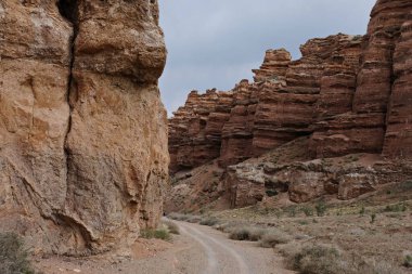 Charyn Kanyonu, Almaty yakınlarında. Bu erimiş suyla yıkanmış kuru bir vadi. Bu bölgeye ayrıca Kaleler Vadisi de denir..