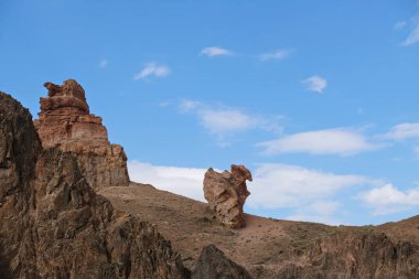 Charyn Kanyonu, Almaty yakınlarında. Bu erimiş suyla yıkanmış kuru bir vadi. Bu bölgeye ayrıca Kaleler Vadisi de denir..