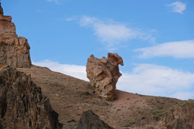Charyn Kanyonu, Almaty yakınlarında. Bu erimiş suyla yıkanmış kuru bir vadi. Bu bölgeye ayrıca Kaleler Vadisi de denir..