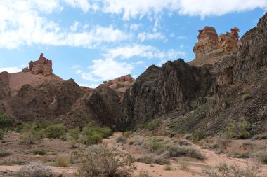 Charyn Kanyonu, Almaty yakınlarında. Bu erimiş suyla yıkanmış kuru bir vadi. Bu bölgeye ayrıca Kaleler Vadisi de denir..