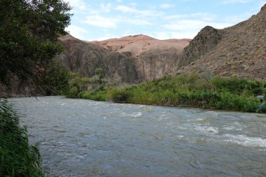 Nehir Charyn kanyonu boyunca akar..