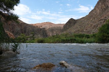 Nehir Charyn kanyonu boyunca akar..
