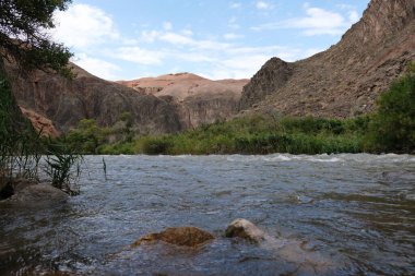 Nehir Charyn kanyonu boyunca akar..