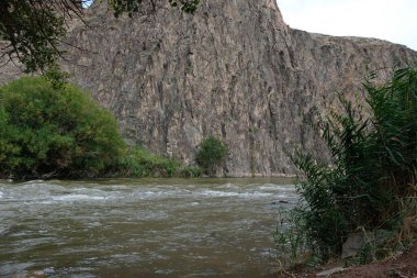 Nehir Charyn kanyonu boyunca akar..