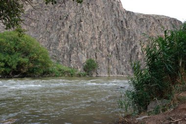 Nehir Charyn kanyonu boyunca akar..