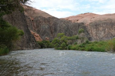 Nehir Charyn kanyonu boyunca akar..