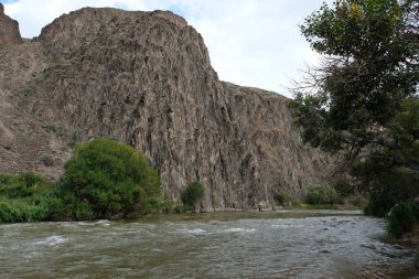 Nehir Charyn kanyonu boyunca akar..