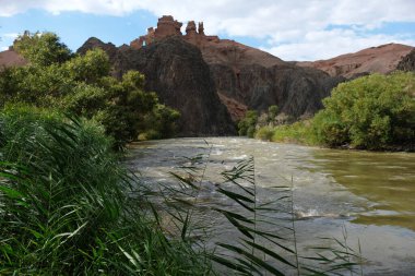 Nehir Charyn kanyonu boyunca akar..