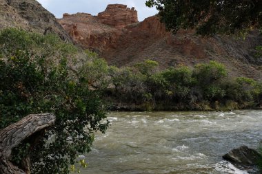 Nehir Charyn kanyonu boyunca akar..