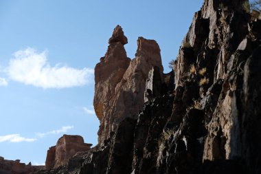 Charyn Kanyonu, Almaty yakınlarında. Bu erimiş suyla yıkanmış kuru bir vadi. Bu bölgeye ayrıca Kaleler Vadisi de denir..