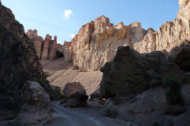 Charyn Kanyonu, Almaty yakınlarında. Bu erimiş suyla yıkanmış kuru bir vadi. Bu bölgeye ayrıca Kaleler Vadisi de denir..