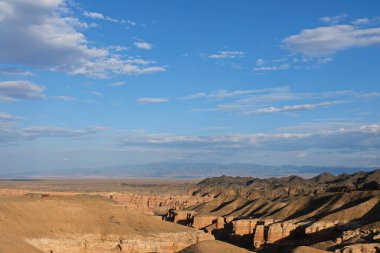 Charyn Kanyonu, Almaty yakınlarında. Bu erimiş suyla yıkanmış kuru bir vadi. Bu bölgeye ayrıca Kaleler Vadisi de denir..
