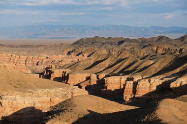 Charyn Kanyonu, Almaty yakınlarında. Bu erimiş suyla yıkanmış kuru bir vadi. Bu bölgeye ayrıca Kaleler Vadisi de denir..