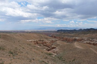 Charyn Kanyonu, Almaty yakınlarında. Bu erimiş suyla yıkanmış kuru bir vadi. Bu bölgeye ayrıca Kaleler Vadisi de denir..