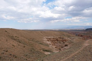 Charyn Kanyonu, Almaty yakınlarında. Bu erimiş suyla yıkanmış kuru bir vadi. Bu bölgeye ayrıca Kaleler Vadisi de denir..