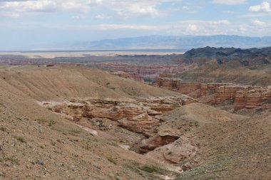 Charyn Kanyonu, Almaty yakınlarında. Bu erimiş suyla yıkanmış kuru bir vadi. Bu bölgeye ayrıca Kaleler Vadisi de denir..