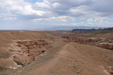 Charyn Kanyonu, Almaty yakınlarında. Bu erimiş suyla yıkanmış kuru bir vadi. Bu bölgeye ayrıca Kaleler Vadisi de denir..