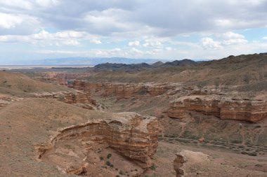 Charyn Kanyonu, Almaty yakınlarında. Bu erimiş suyla yıkanmış kuru bir vadi. Bu bölgeye ayrıca Kaleler Vadisi de denir..