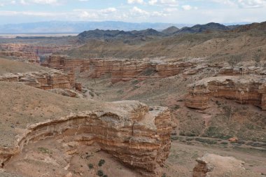 Charyn Kanyonu, Almaty yakınlarında. Bu erimiş suyla yıkanmış kuru bir vadi. Bu bölgeye ayrıca Kaleler Vadisi de denir..