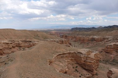 Charyn Kanyonu, Almaty yakınlarında. Bu erimiş suyla yıkanmış kuru bir vadi. Bu bölgeye ayrıca Kaleler Vadisi de denir..