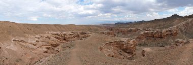 Charyn Kanyonu, Almaty yakınlarında. Bu erimiş suyla yıkanmış kuru bir vadi. Bu bölgeye ayrıca Kaleler Vadisi de denir..