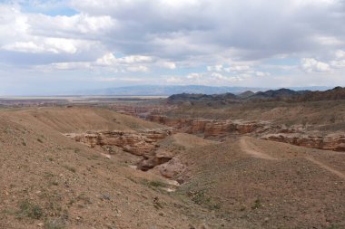 Charyn Kanyonu, Almaty yakınlarında. Bu erimiş suyla yıkanmış kuru bir vadi. Bu bölgeye ayrıca Kaleler Vadisi de denir..