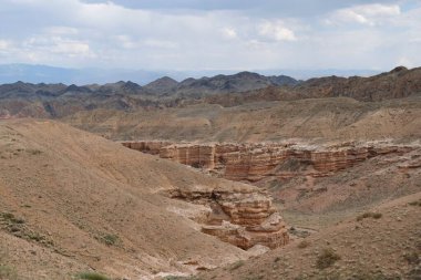 Charyn Kanyonu, Almaty yakınlarında. Bu erimiş suyla yıkanmış kuru bir vadi. Bu bölgeye ayrıca Kaleler Vadisi de denir..