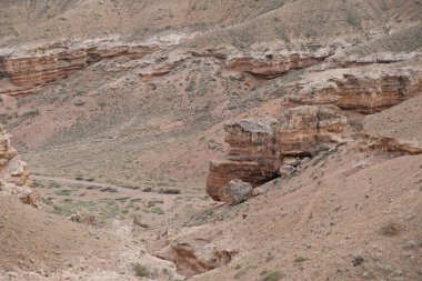 Charyn Kanyonu, Almaty yakınlarında. Bu erimiş suyla yıkanmış kuru bir vadi. Bu bölgeye ayrıca Kaleler Vadisi de denir..