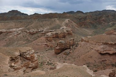 Charyn Kanyonu, Almaty yakınlarında. Bu erimiş suyla yıkanmış kuru bir vadi. Bu bölgeye ayrıca Kaleler Vadisi de denir..